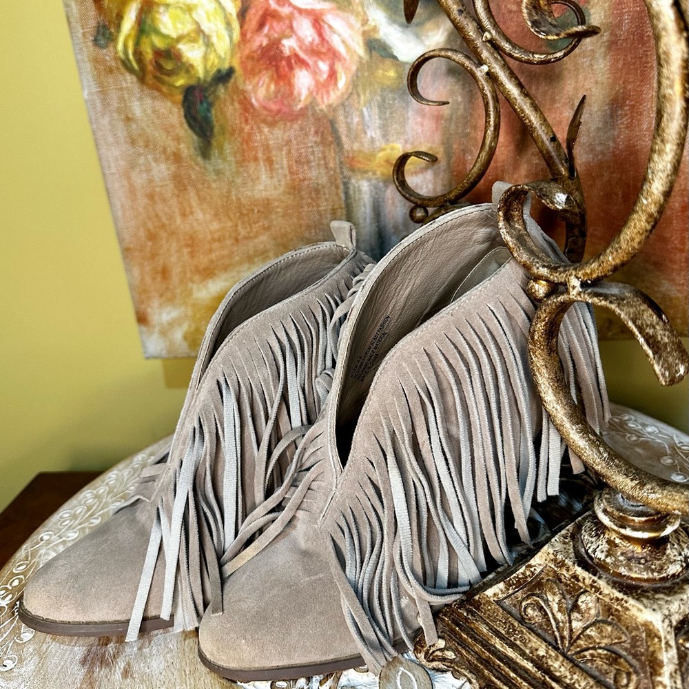 EUC Beast Fashion Fringe Ankle Booties tan suede Size 6.5
